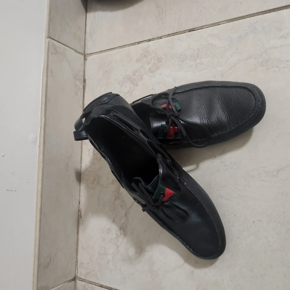 Gucci Black Leather Loafers with Red and Green Accents - Picture 2 of 4